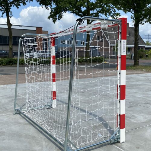Mini handbaldoel - voetbaldoel 8 Inklapbaar mini handbaldoel 2×1,6 m. Geleverd inclusief net en haken. Ideaal voor trainingen, jeugd en als multifunctioneel sportdoel.